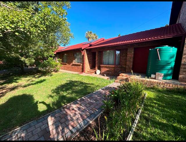 6 BEDROOM HOUSE FOR SALE IN THE REEDS